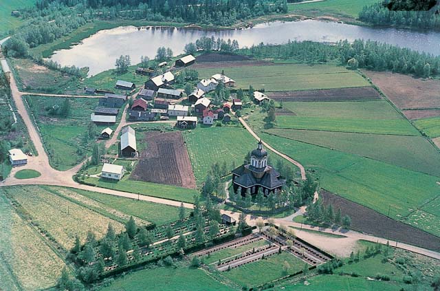 Luodon kirkko hallitsee ympäröivää peltomaisemaa. Hannu Puurunen 1973