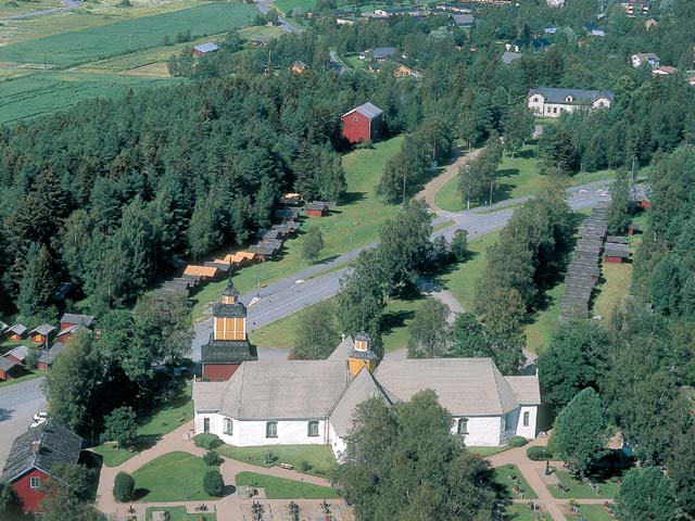 Närpiön kirkko ja osa kirkkotalleista. Taustalla pappila. Hannu Vallas 1998