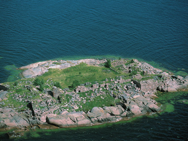 Gustav Adolfin saarilinnoituksen raunioita. Hannu Vallas 1998