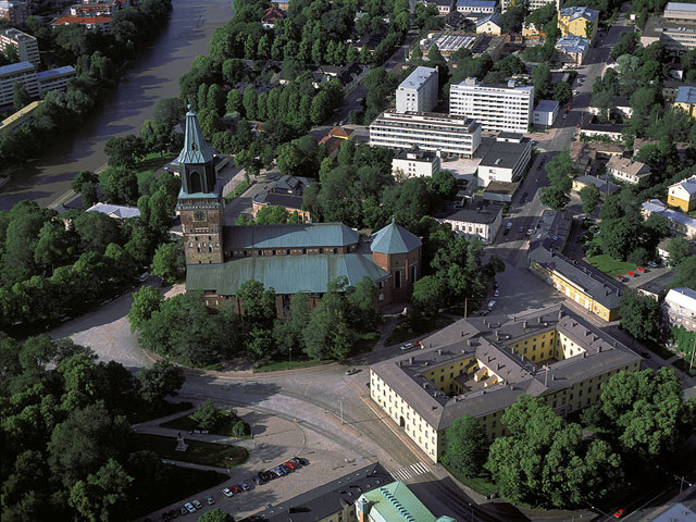 Turun tuomiokirkko ja Akatemiatalo. Hannu Vallas 1996