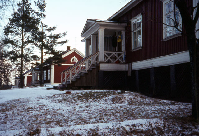 Kaukaan työntekijöille rakennettuja Kanavansuun asuinrakennuksia. Hannu Puurunen 1973