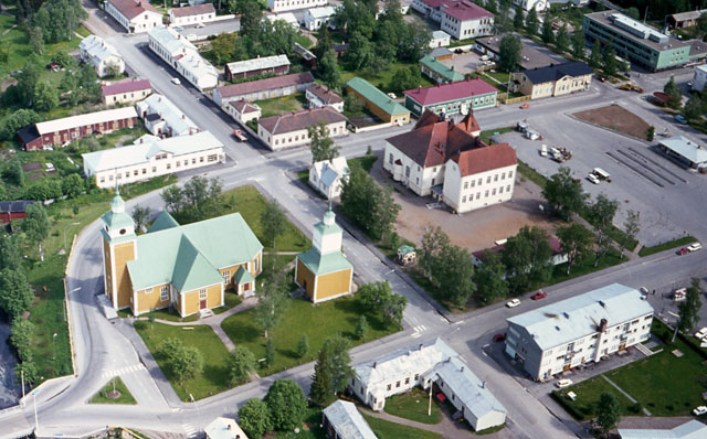 Uudenkaarlepyyn kirkko ja seminaarin entinen harjoituskoulu kaupungin historiallisessa keskustassa. Hannu Puurunen 1973