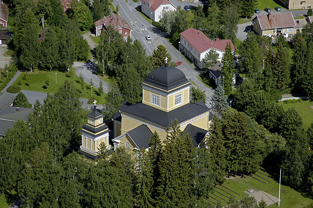 Karstulan kirkko ja keskusraitti. Hannu Vallas 2005