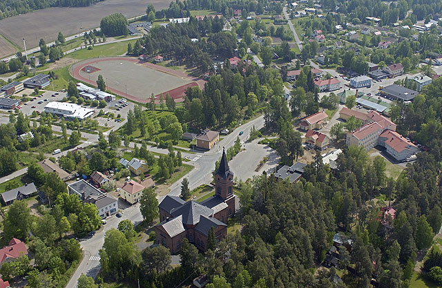 Pälkäneen kirkonkylää, etualalla Pälkäneen uusi kirkko. Hannu Vallas 2003