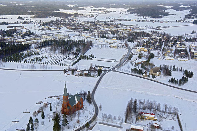 Sipoon historiallinen pitäjän keskus. Vanha ja uusi kirkko Suuren Rantatien varressa, taustalla Nikkilän taajama. Hannu Vallas 2006
