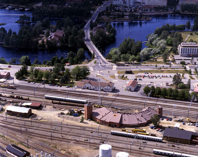 Joensuun rautatieasema takanaan Pielisjoki. Hannu Vallas 1997