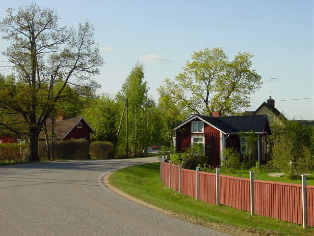 Puutikkalan nauhakylää halkoo mutkitteleva maantie. Minna Pesu 2006