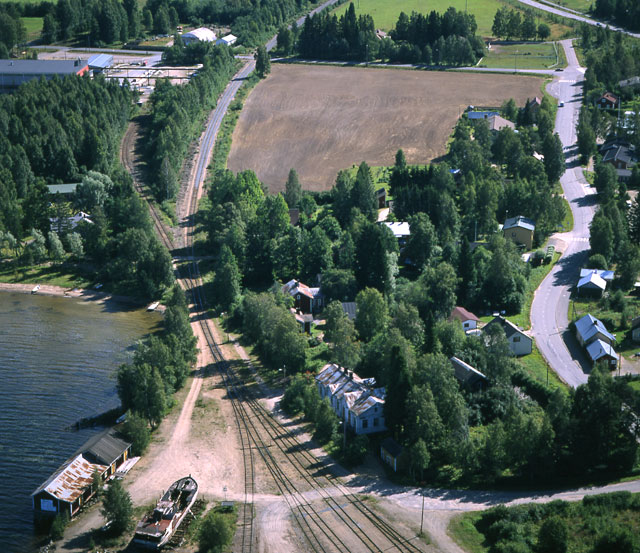 Iisveden rautatieasema on sijoittunut Iisveden Asemanlahdelle sataman yhteyteen. Hannu Vallas 1997