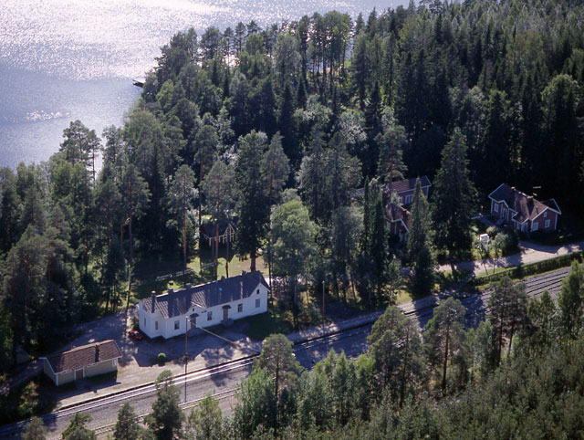 Inhan rautatieasema Hankaveden rannalla Ähtärissä. Hannu Vallas 1997
