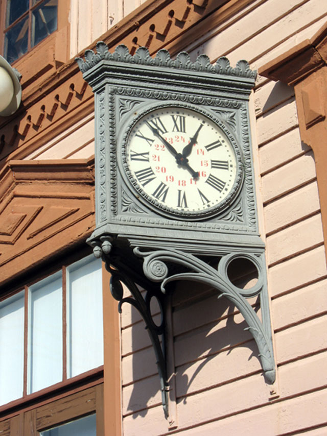 Pieksämäen rautatieaseman kello. Soile Tirilä 2006