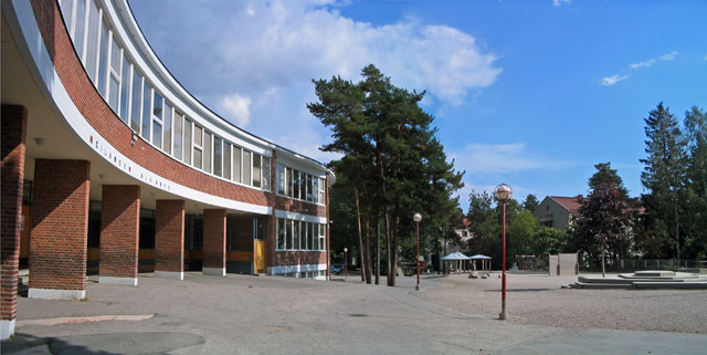 Meilahden koulun pihaa. Hannu Eerikäinen 2006
