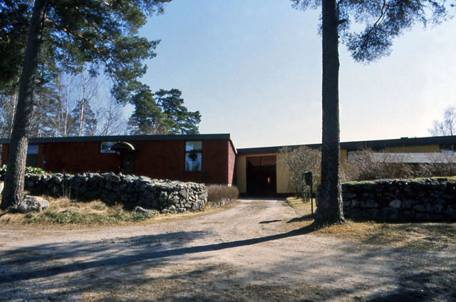 Kråkholman asuintontit on sijoitettu 1700-luvulta periytyvien kiviaitojen lomaan. Margaretha Ehrström 2006