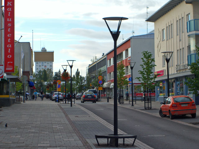 Varkauden Kauppakatua kaakosta päin taustalla vesitorni. Jouni Marjamäki 2006