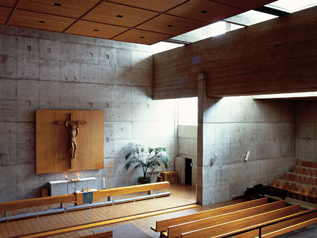 Kirkkosalin seinäpinta on sileäksi hierrettyä betonia. Soile Tirilä 