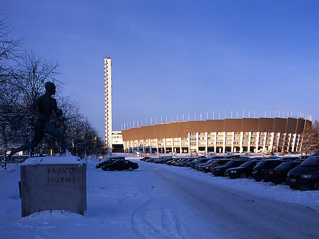 Olympiastadion edustallaan Wäinö Aaltosen veistämä Paavo Nurmen juoksijapatsas. Soile Tirilä 2003