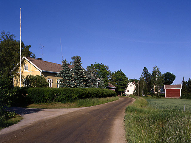 Ruotsalan talot sijoittuvat kylätien varteen. Soile Tirilä 2000