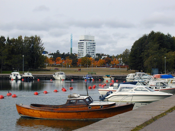 Tapiolan Keskustorni Otsolahden venesatamasta kuvattuna. Maire Mattinen 