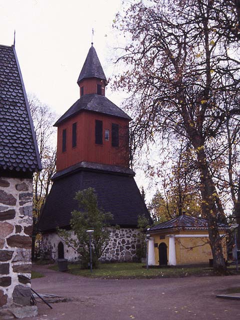 Lohjan kirkon tapuli ja majuri M.E. Ehrnrootin hautakappeli. Martti Jokinen 1988