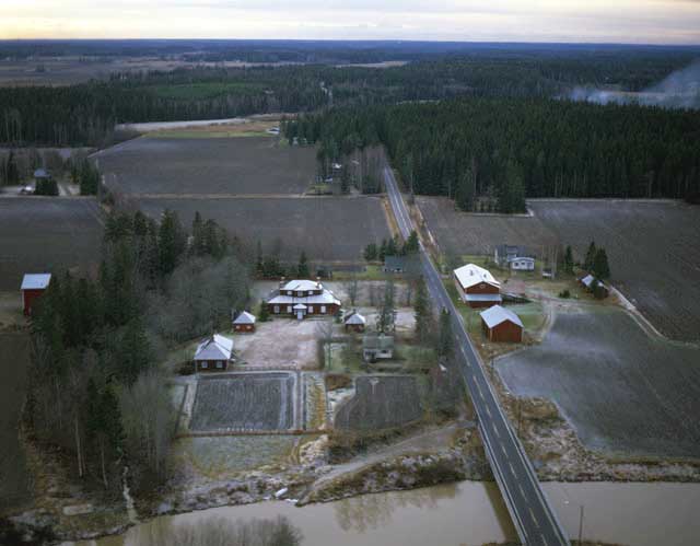 Frugårdin eli Alikartanon pihapiiri. Hannu Vallas 1996