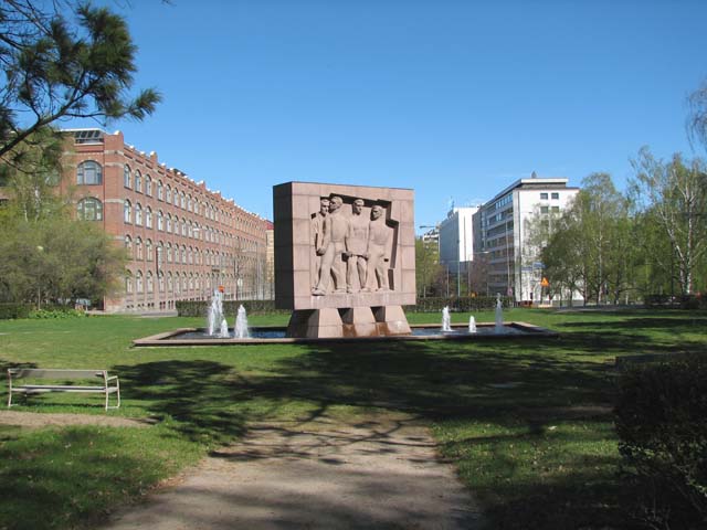 Osuustoimintamonumentti Eteläpuistossa. Vasemmalla Klingendahlin tehdasrakennus. Jari Heiskanen 2007