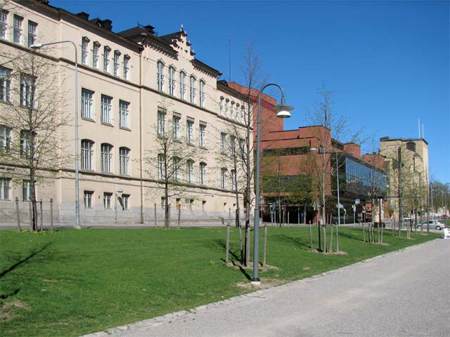 Hämeenpuiston julkisia rakennuksia, Pyynikin koulu, Tampereen Työväen Teatteri ja työväentalo. Jari Heiskanen 2007