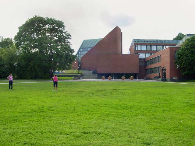 TKK:n päärakennus ja Alvarin aukio. Saara Vilhunen 2007