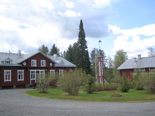 Hyytiälän metsäaseman asuinrakennus Impivaara ja vanha ruokala. Johanna Forsius 2006