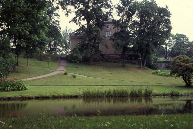 Paddaisten kartanon puisto. Lammen takana kartanon päärakennus. Elias Härö 1964