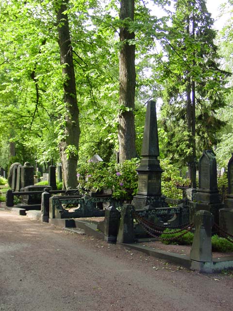 Hautamuistomerkkejä 1800-luvulta Hietaniemen hautausmaalla. Saara Vilhunen 2007