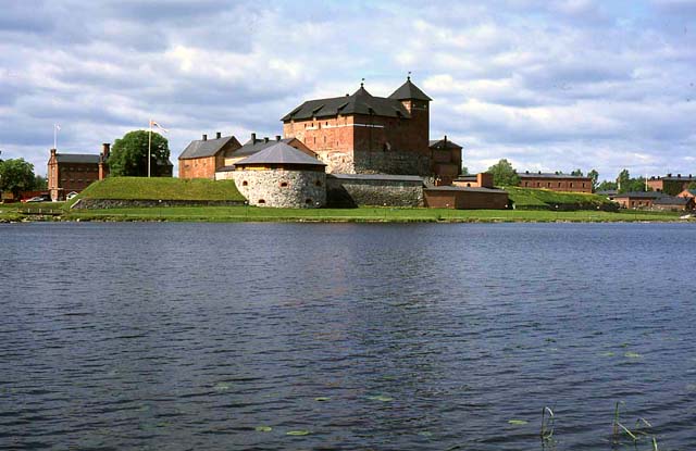 Hämeen linna Varikkoniemestä kuvattuna. Soile Tirilä 2001