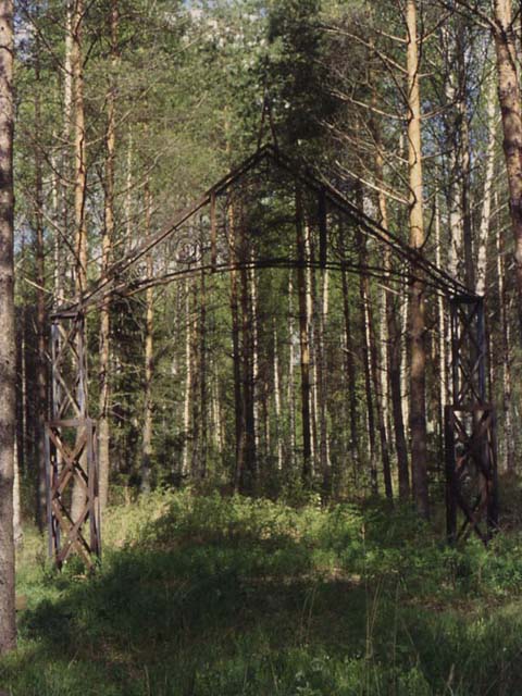 Kabanovin tien portti Siuntion Pikkalassa on liittynyt vuokra-alueen varuskunnan urheilukenttään. Ulla-Riitta Kauppi 1995