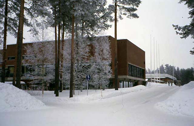 Hoikankankaan sotilaskoti on osa kasarmialueen keskelle sijoitettua rakennusryhmää. Ulla-Riitta Kauppi 2004