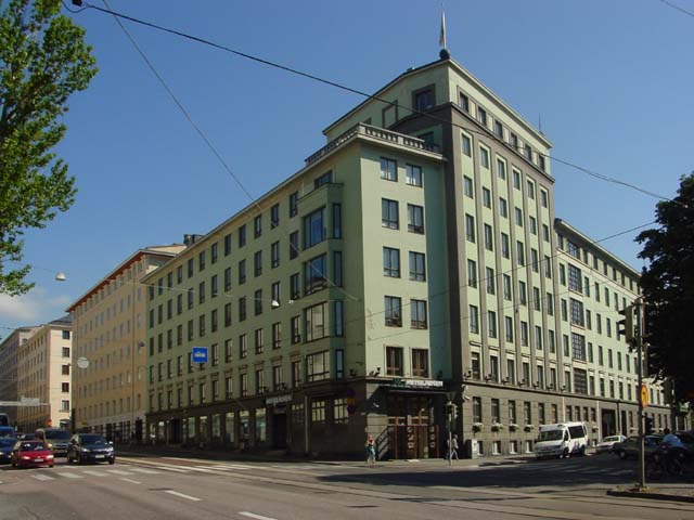 Kerrostalokortteli ja 1932 valmistunut yksityissairaala  Pohjoisen Hesperiankadun ja Runeberginkadun kulmassa. Saara Vilhunen 2007