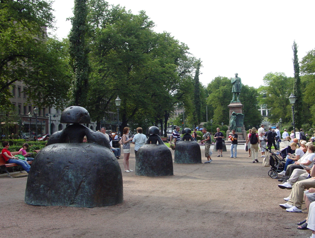 Runebergin patsas Esplanadinpuiston keskikäytävällä. Saara Vilhunen 2007