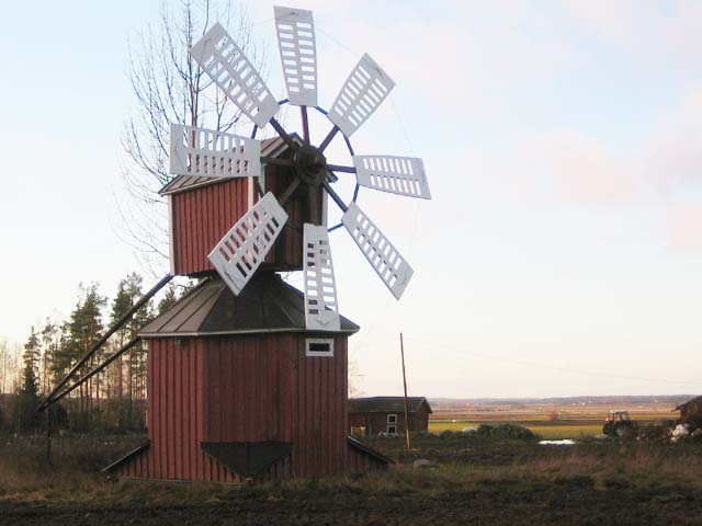 Tuulimylly taustallaan Luopajärven peltoaukeaa. Johanna Forsius 2006