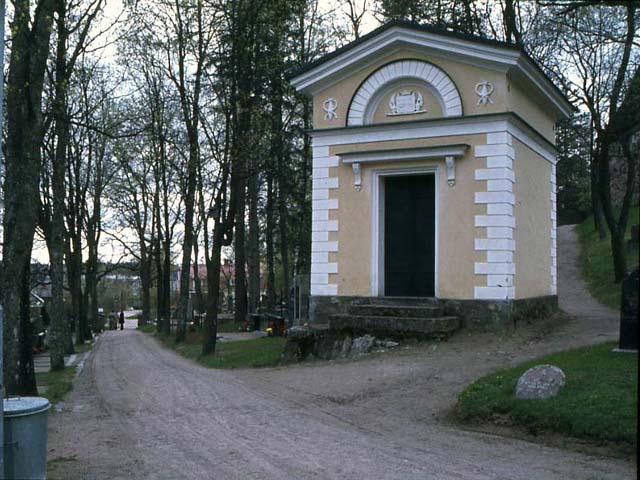 Sarah Klinckowströmin hautakappeli Halikon kirkkotarhassa. Elias Härö 