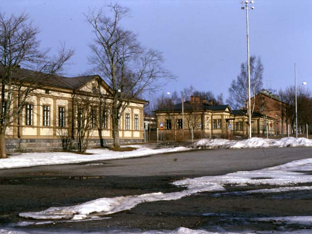 Vaasan tarkka-ampujakasarmin kasarmirakennukset 11, 12, 13 ja 14. Ulla-Riitta Kauppi 1999
