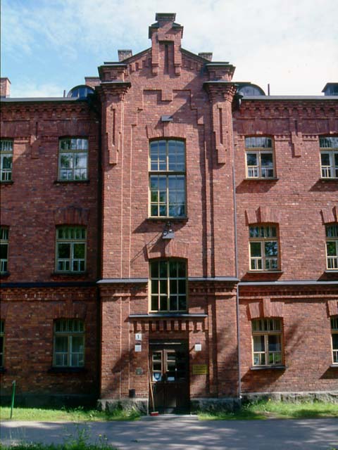 Hennalan kasarmialueen ensimmäisiin kuuluneen rakennuksen 1 pääsisäänkäynti. Otto Selén 2001