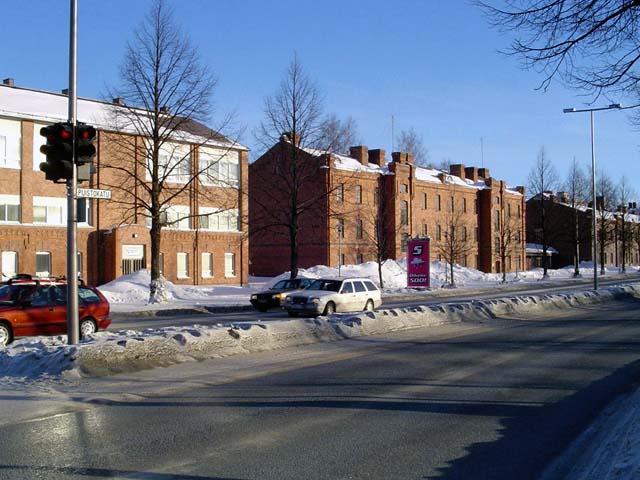 Puistokadun varrella on 1900-luvun tiilikasarmeja. Ulla-Riitta Kauppi 2005