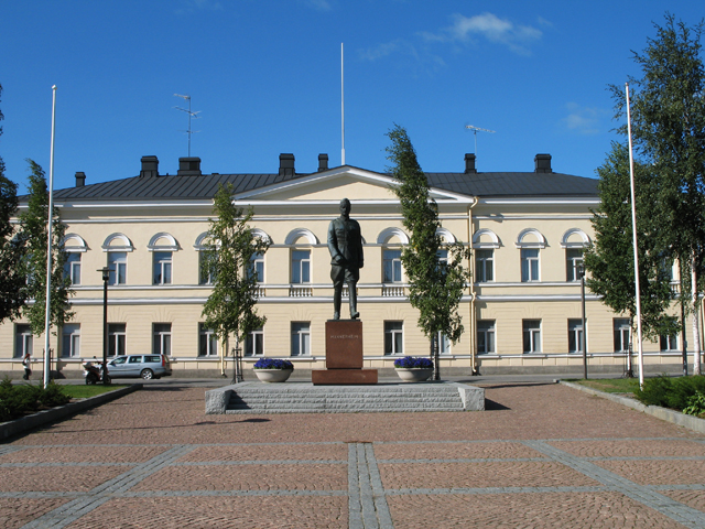 Lääninhallituksen talo ja Mannerheimin patsas Mikkelin hallitustorin laidalla. Soile Tirilä 2006