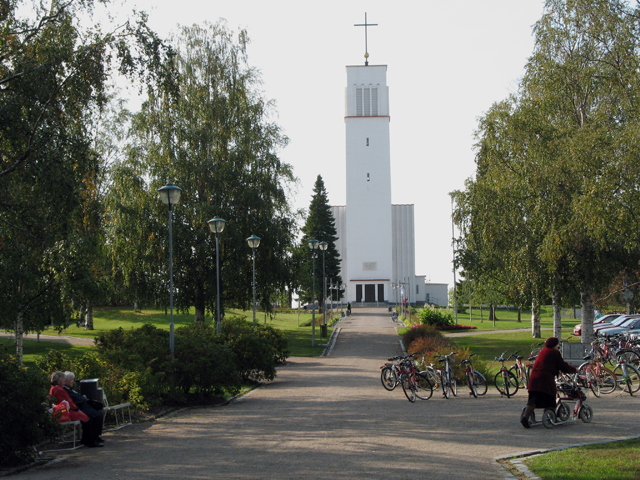 Pyhän Ristin kirkko (aiemmin Uusikirkko) ja puistoa Iisalmen keskustassa. Soile Tirilä 2006