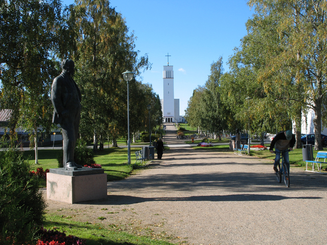 Juhani Ahon patsas, puistoakselia ja Pyhän Ristin kirkko Iisalmella. Soile Tirilä 2006