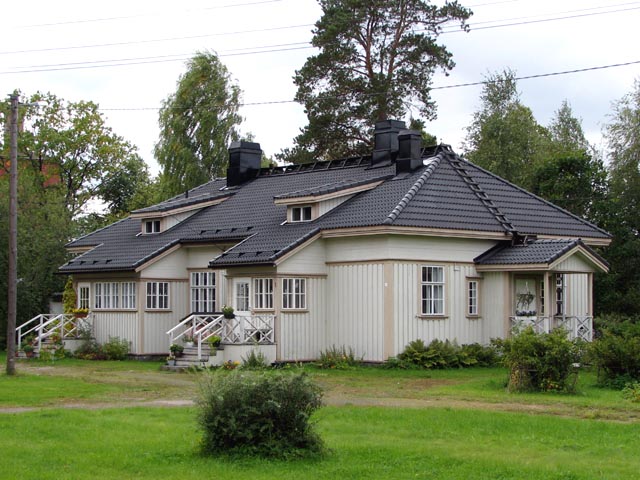 Asuinrakennus Hankasalmen rautatieasema-alueella. Jari Heiskanen 2007
