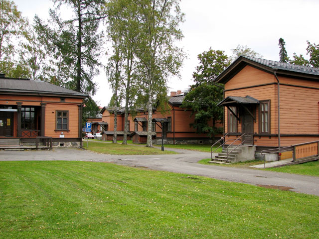 Kuopion tarkka-ampujapataljoonalle rakennettuja 
puukasarmeja 1880-luvulta. Jari Heiskanen 2007