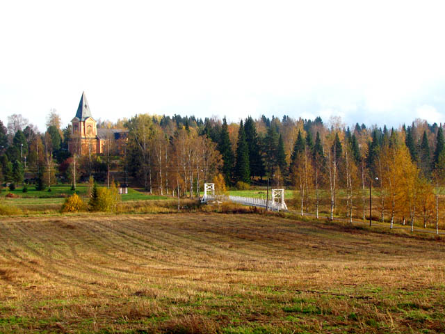 Punkalaitumen kirkko ja kirkolta pappilaan johtava silta. Timo-Pekka Heima 2007