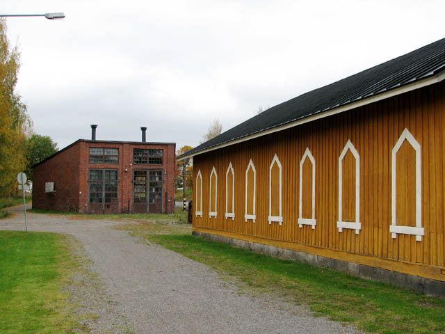 Veturitalli ja vaunuvaja Hämeenlinnan rautatieaseman pohjoispuolella. Jari Heiskanen 2007