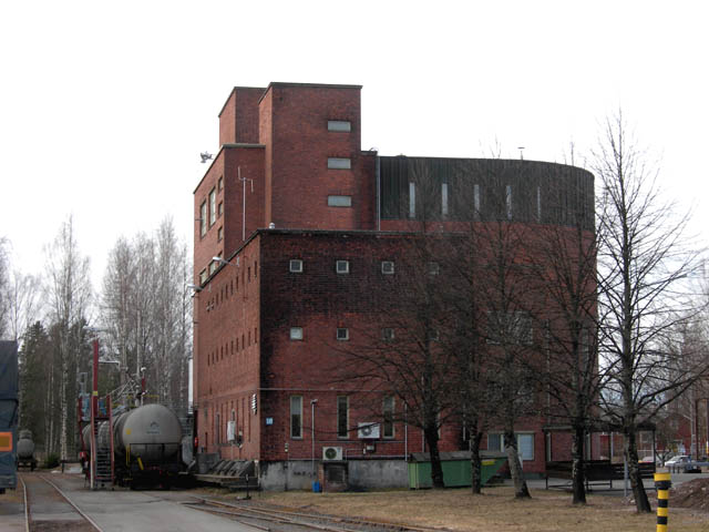 Altian Koskenkorvan vanhan tehdasrakennuksen itäpuolta. Tuija Mikkonen 2007