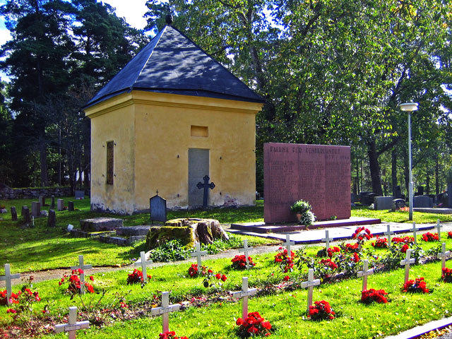 Dragsfjärdin kirkon kirkkotarhaa, Björkbodan ruukin hautakappeli ja sankarihaudat. Johanna Forsius 2007