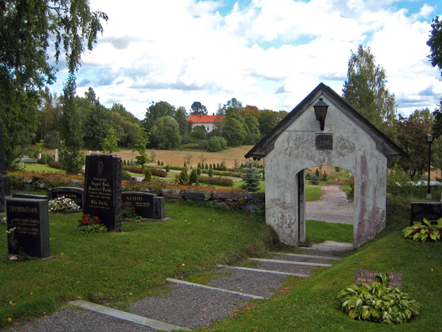 Uutta ja vanhaa hautausmaata sekä läpikäytävä Kemiön kirkon ympäristössä. Taustalla pappila. Johanna Forsius 2007