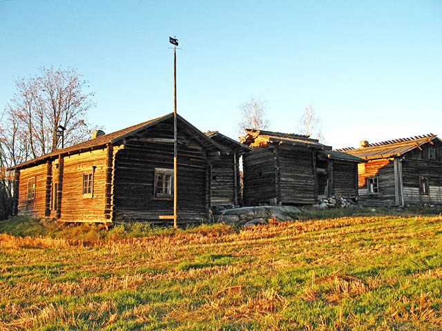 Pien-Toijolan talomuseon rakennuksia, oikealla päärakennus. Timo-Pekka Heima 2007